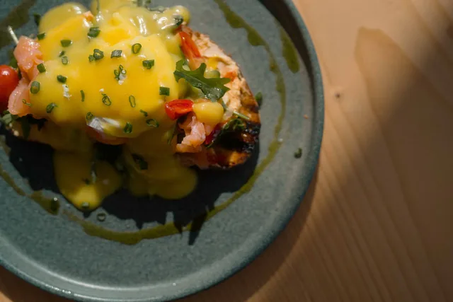 Eggs benedict with turkey fillet, rocket and butter sauce